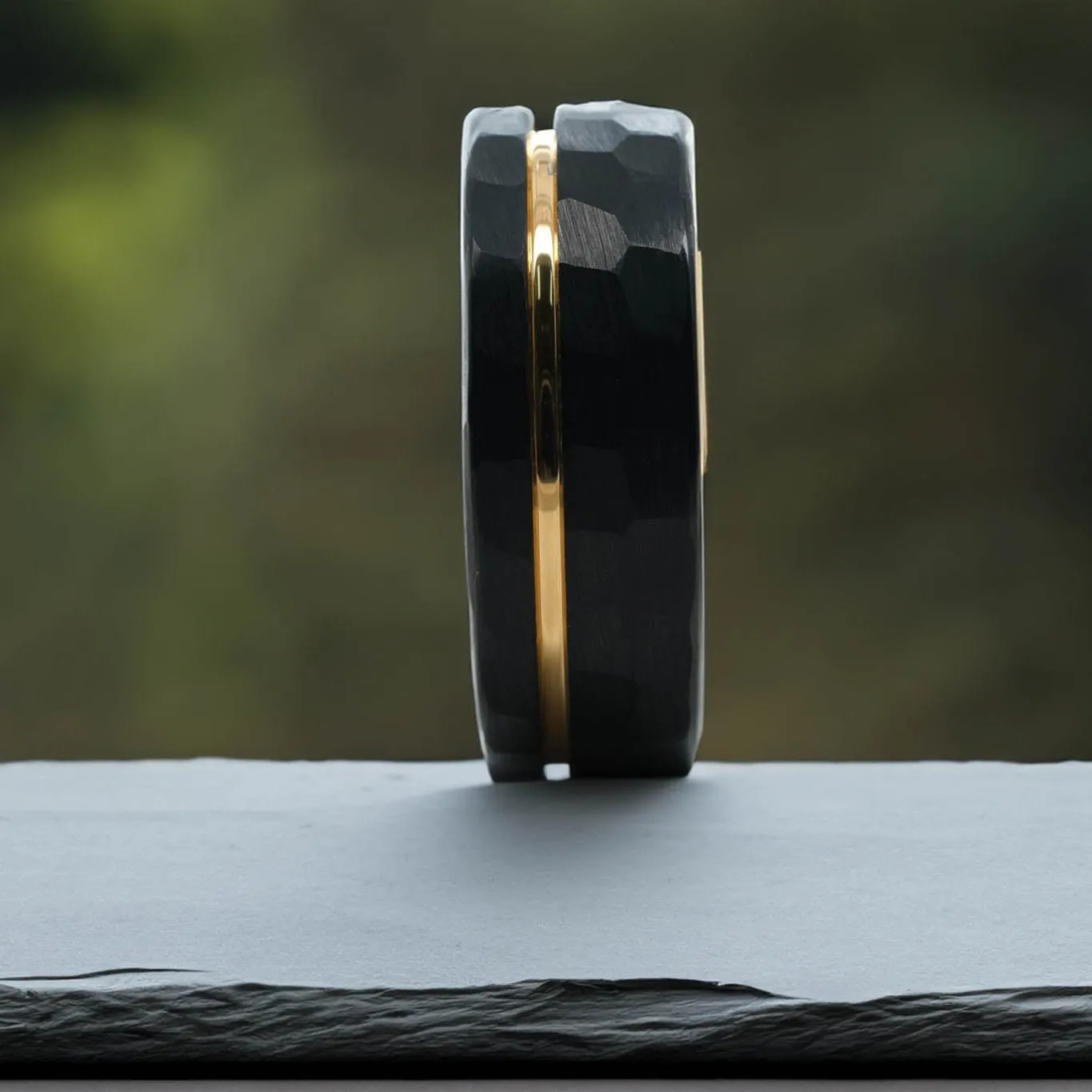 Black Hammered / Yellow Gold Stripe & Interior - 8mm