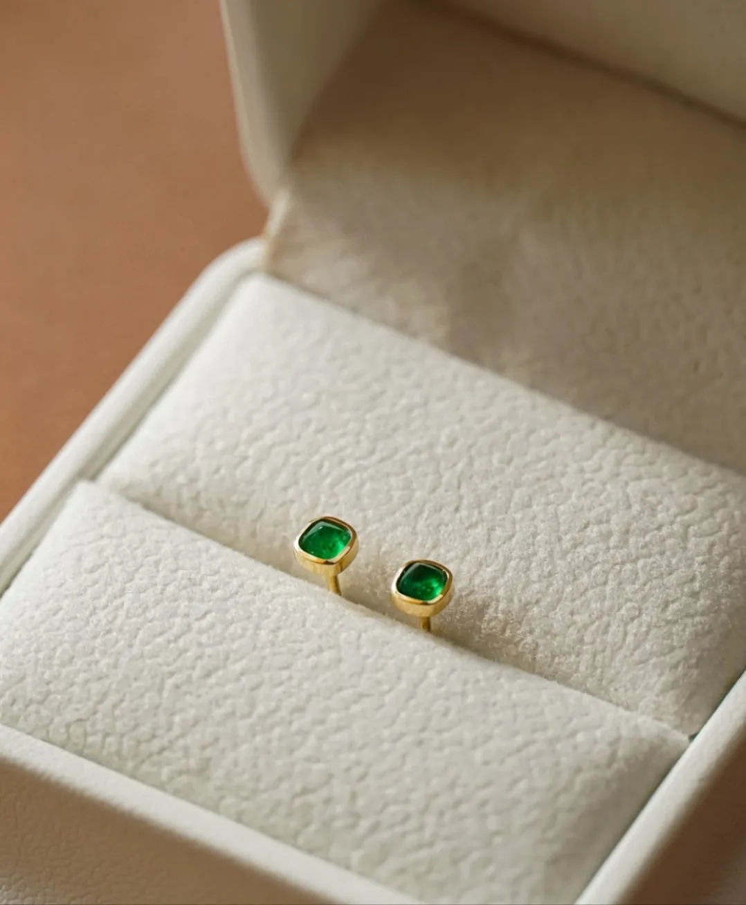 COLORED GEMS FOUR-CLAW EARRINGS