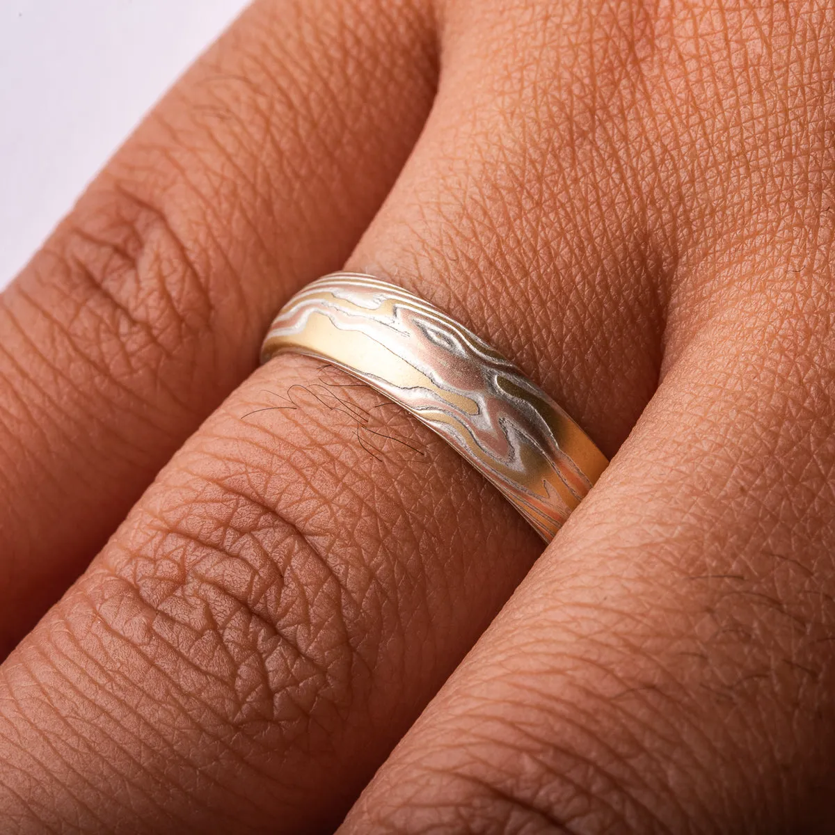 Dynamic 18kt Fire Palette Twist Pattern Ring