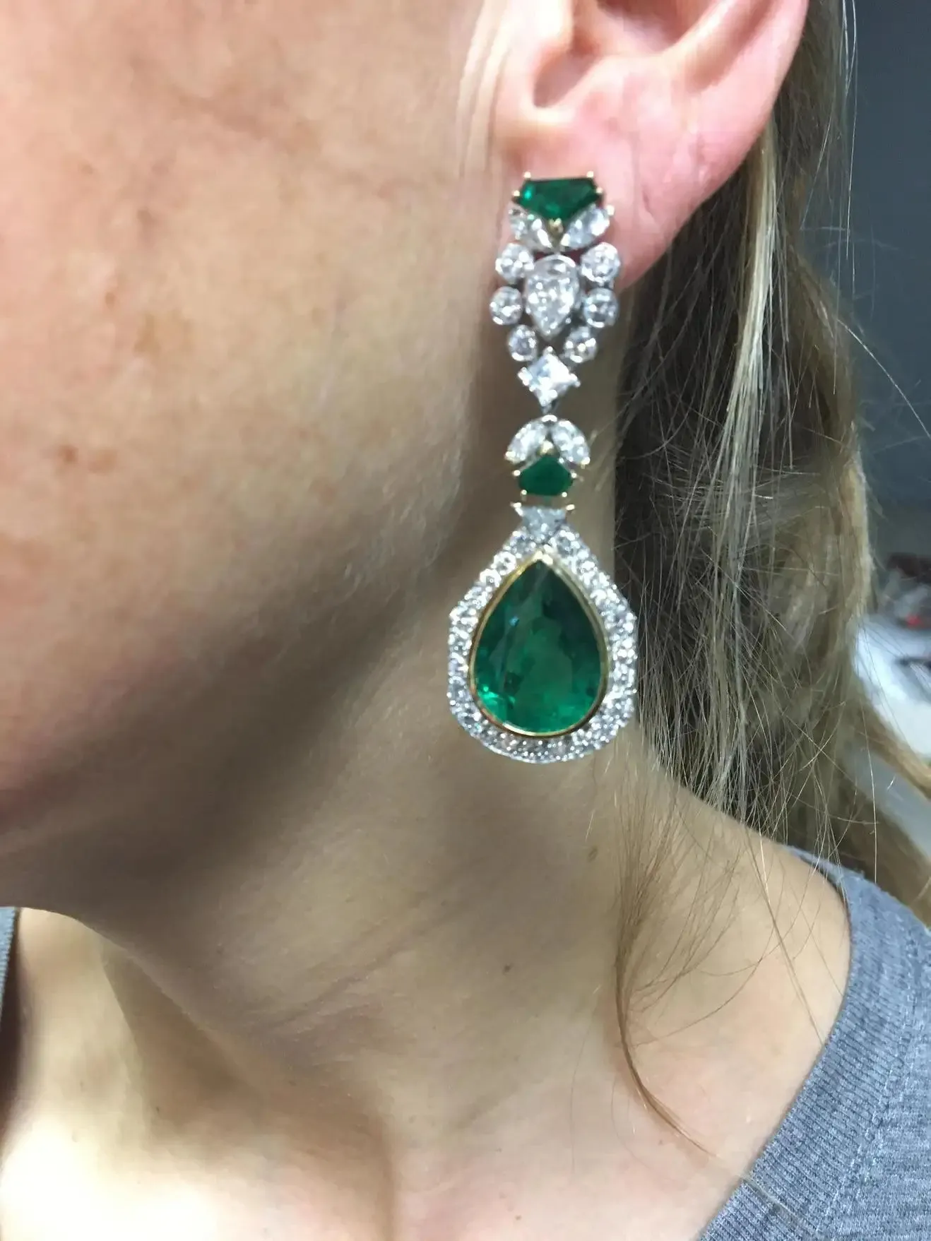 French 1980s Impressive Emerald Diamond Gold Ear Pendants