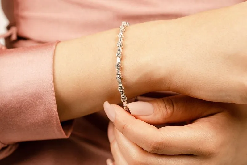 Half Bezel And Channel Set Diamond Bracelet with 2.08 ct.(finished) 2.7x1.4mm, 2mm