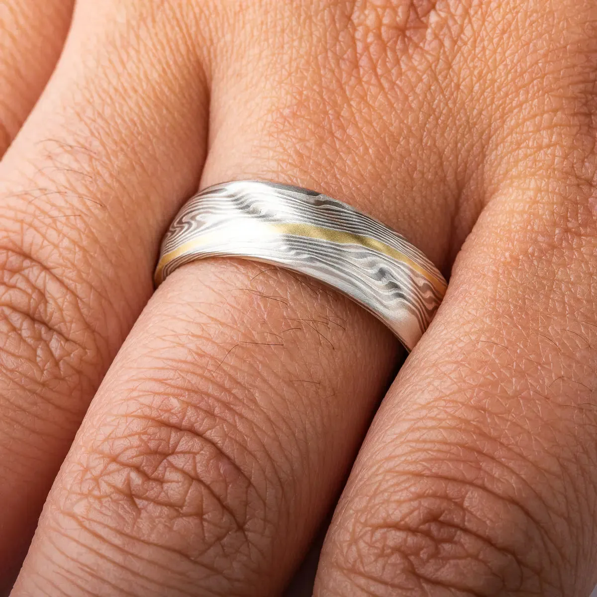 Kazaru Texture Mokume Twist Band in Smoke