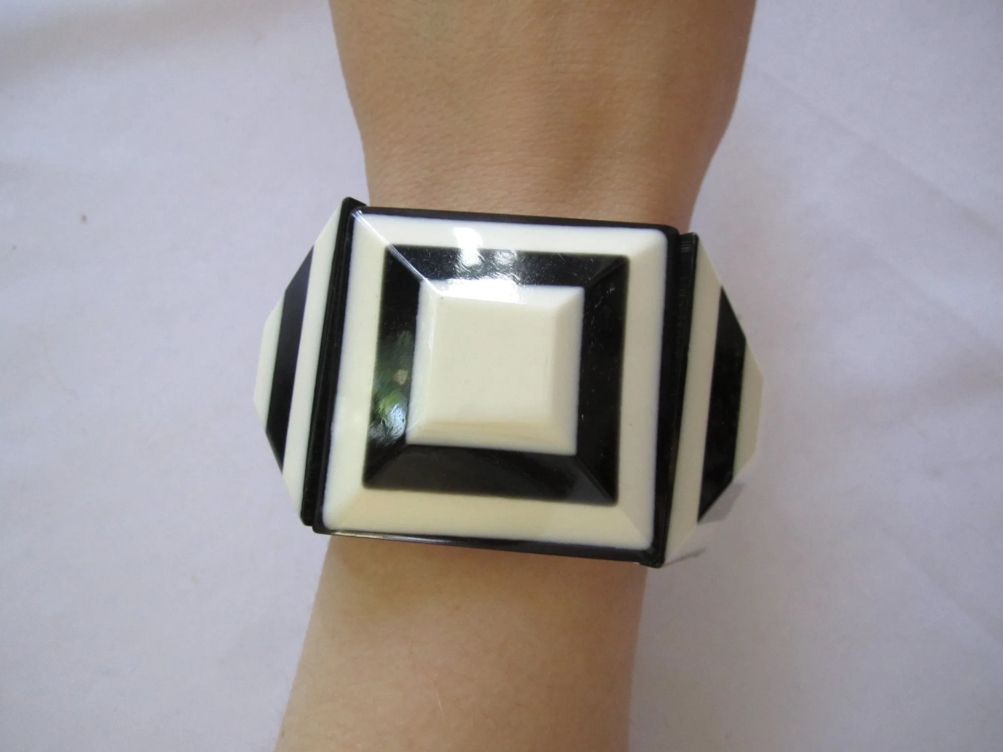 Nepal Bone Black   White Bracelets