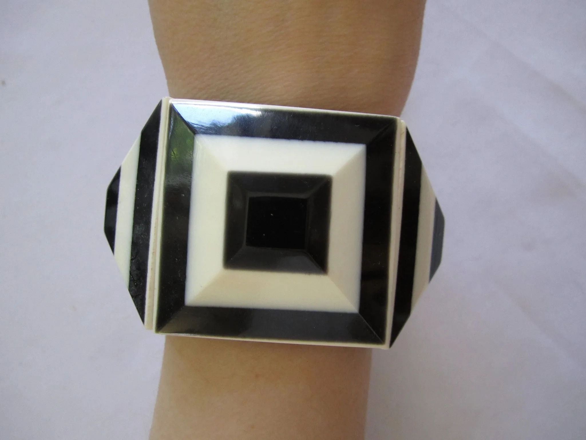 Nepal Bone Black   White Bracelets