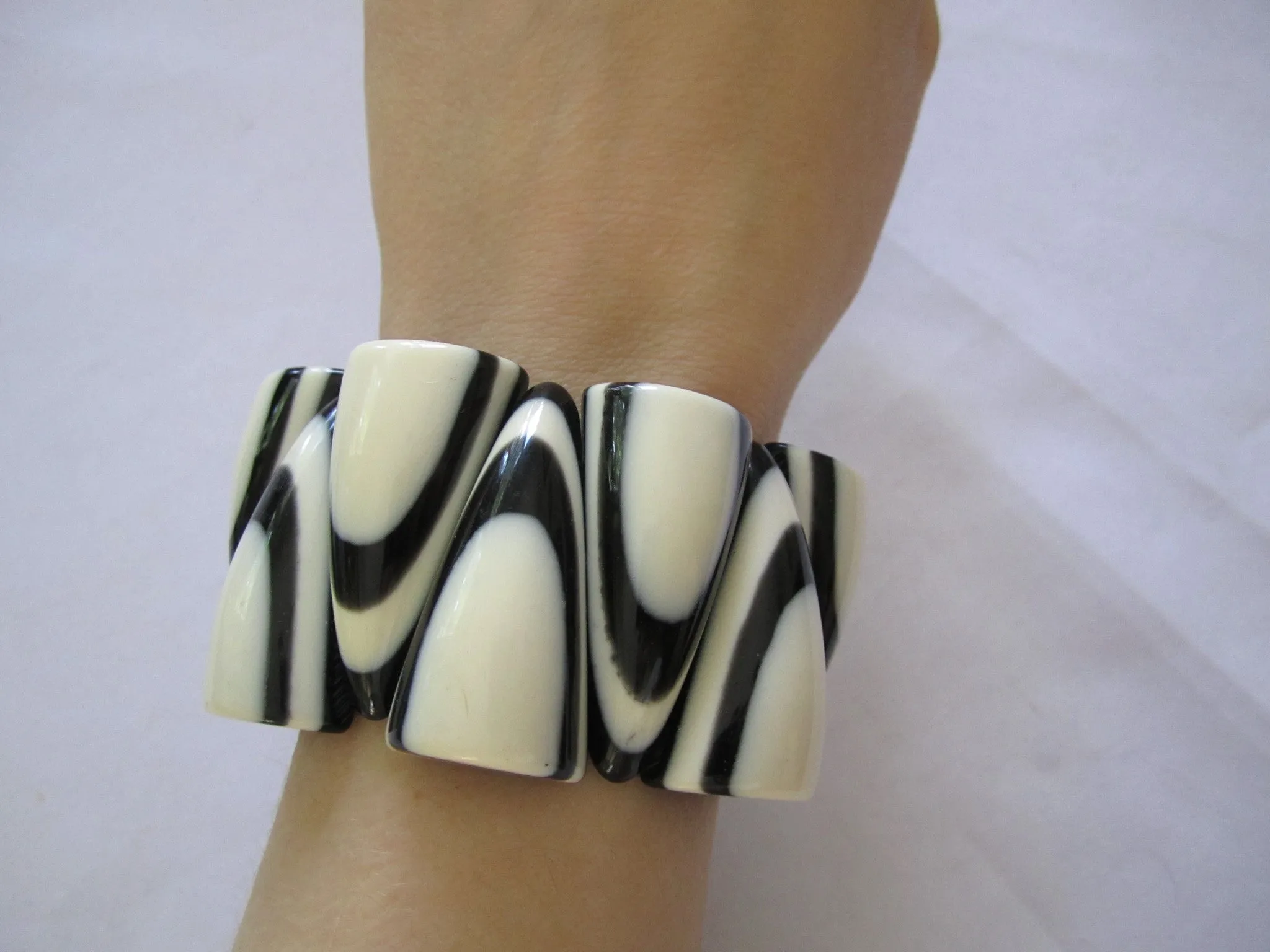Nepal Bone Black   White Bracelets