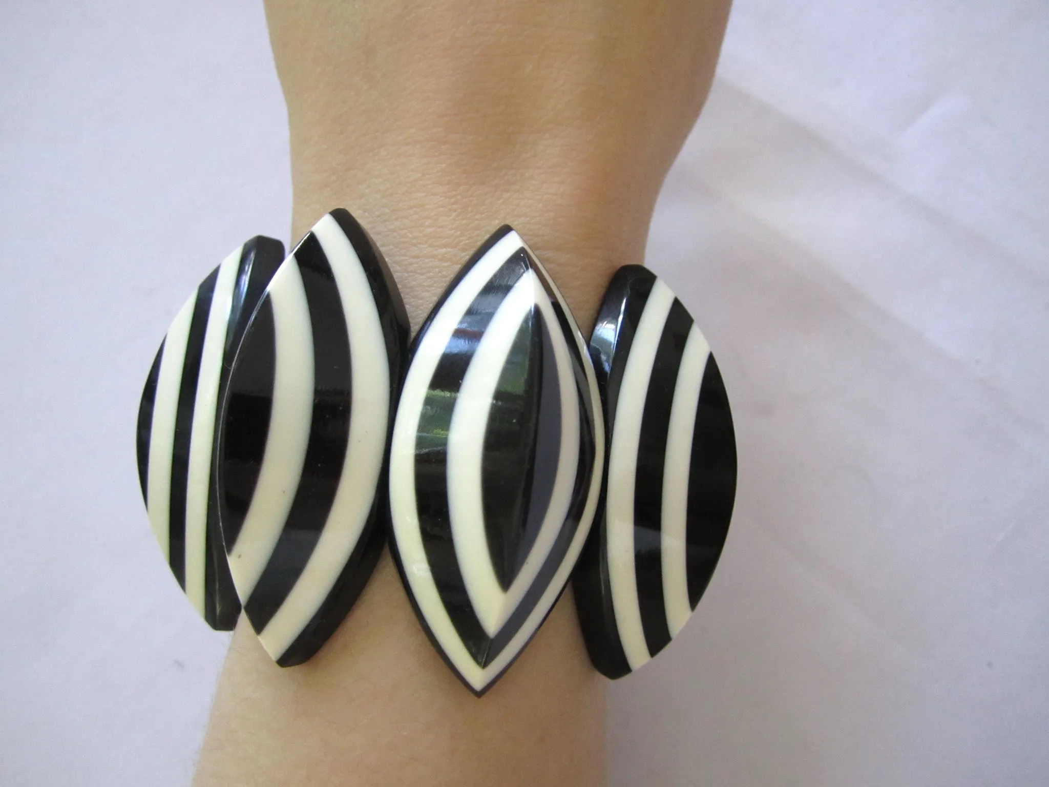 Nepal Bone Black   White Bracelets
