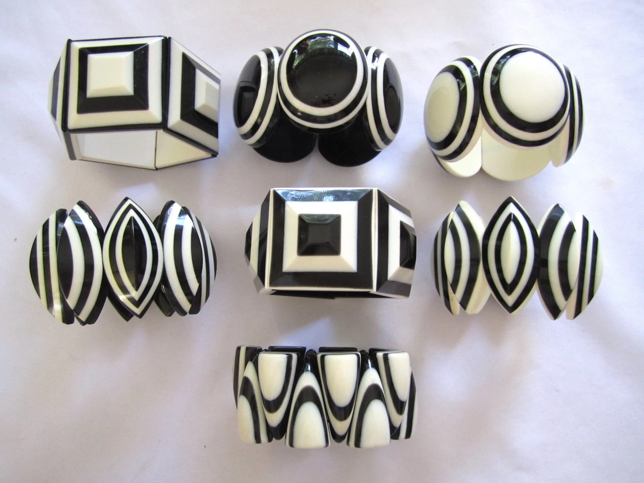 Nepal Bone Black   White Bracelets