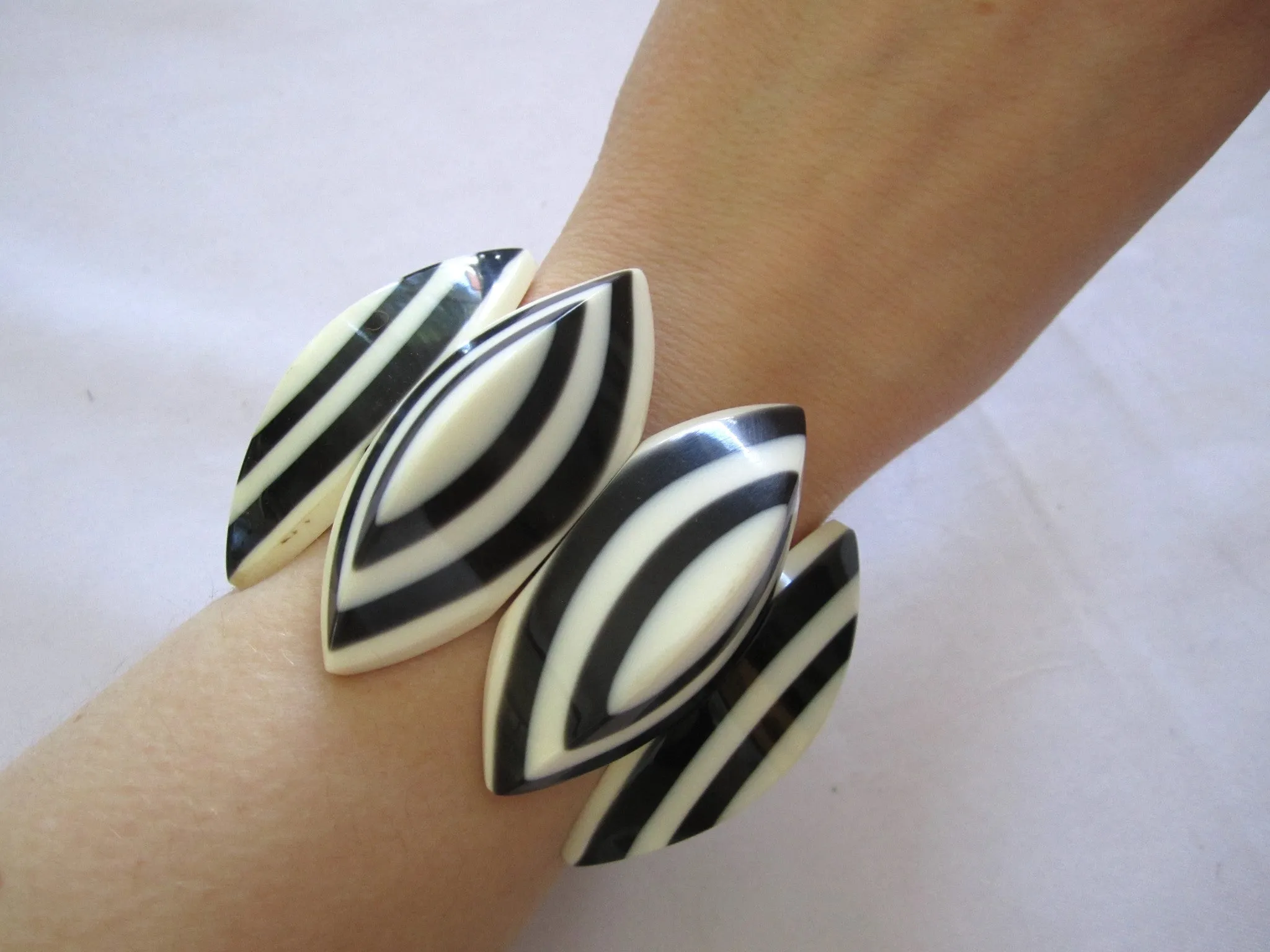 Nepal Bone Black   White Bracelets