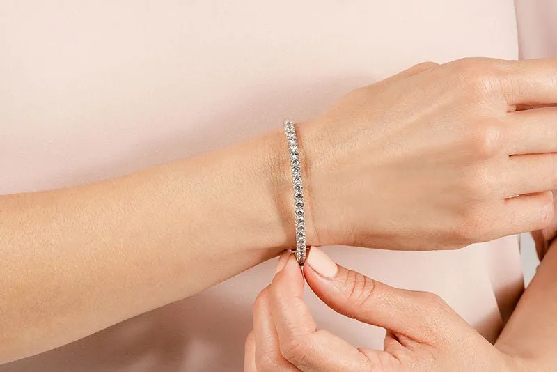 Soft Twist Four Prong Lab-Grown Diamond Bangle with 2.84 ct.(finished) 3mm