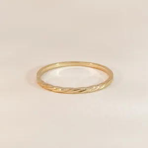 Tiny Twist Ring